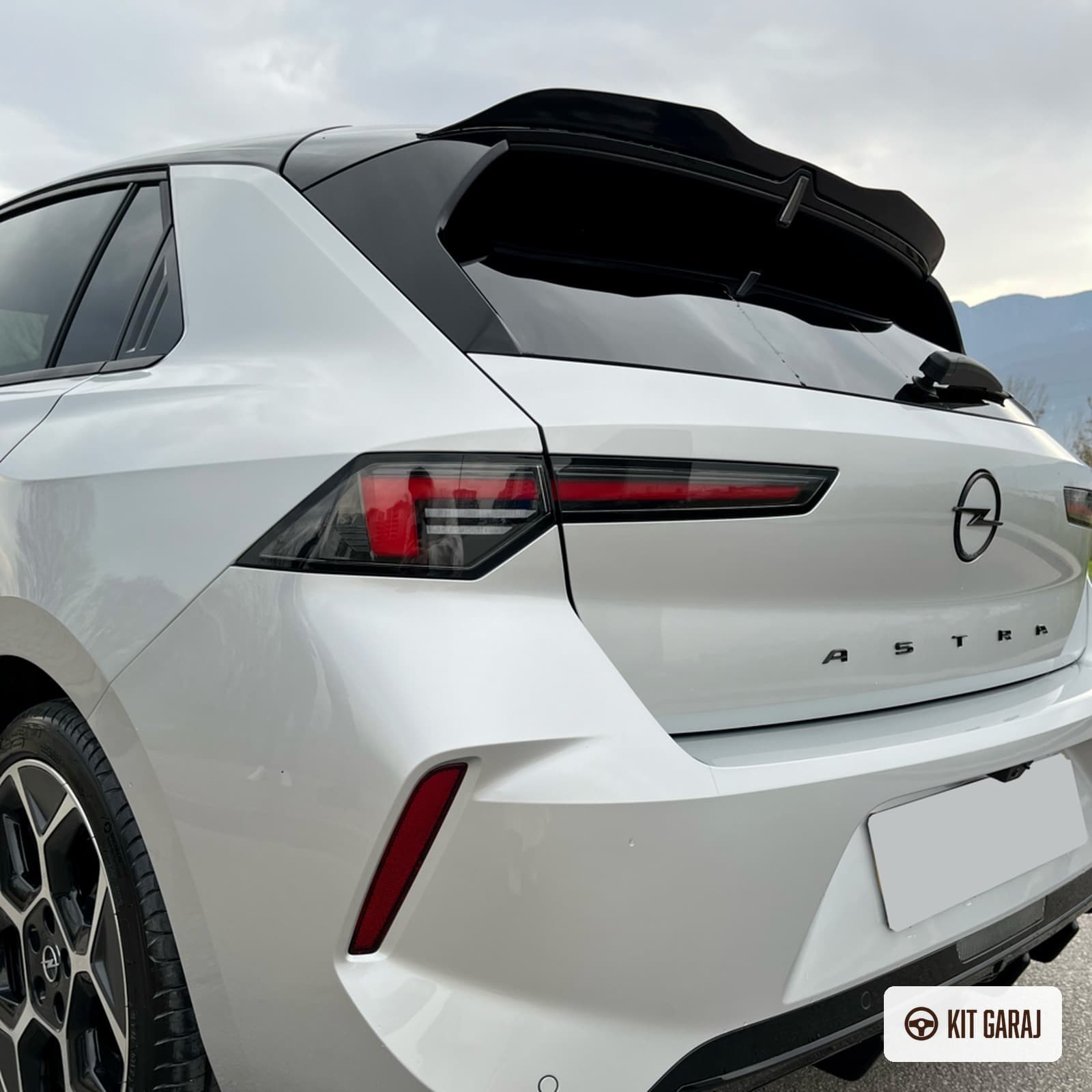 Opel Astra L 2022+ Piano Black Spoiler (Plastik) Boyalı