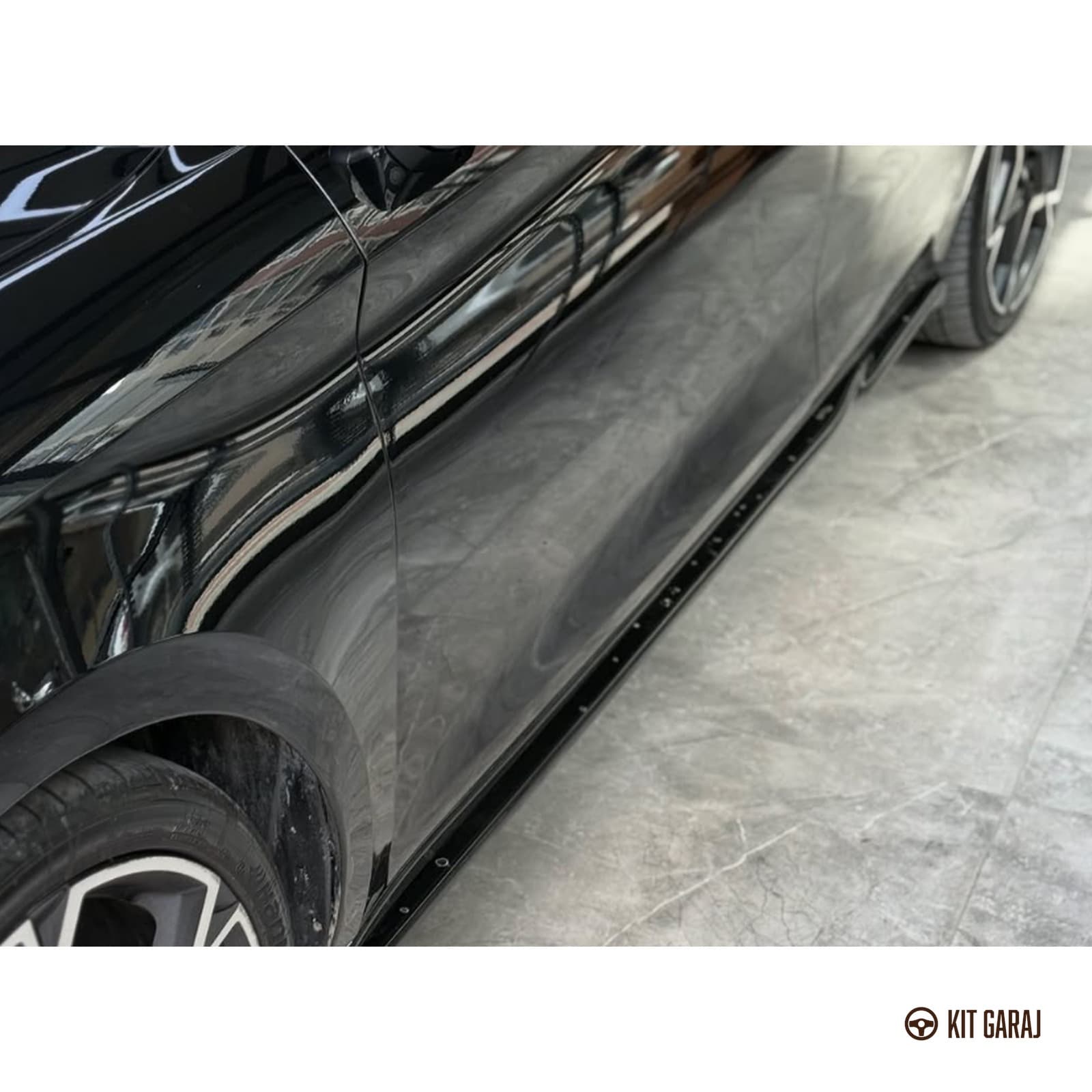 Cupra Leon Parlak Siyah Yan Lip (Plastik) Boyalı