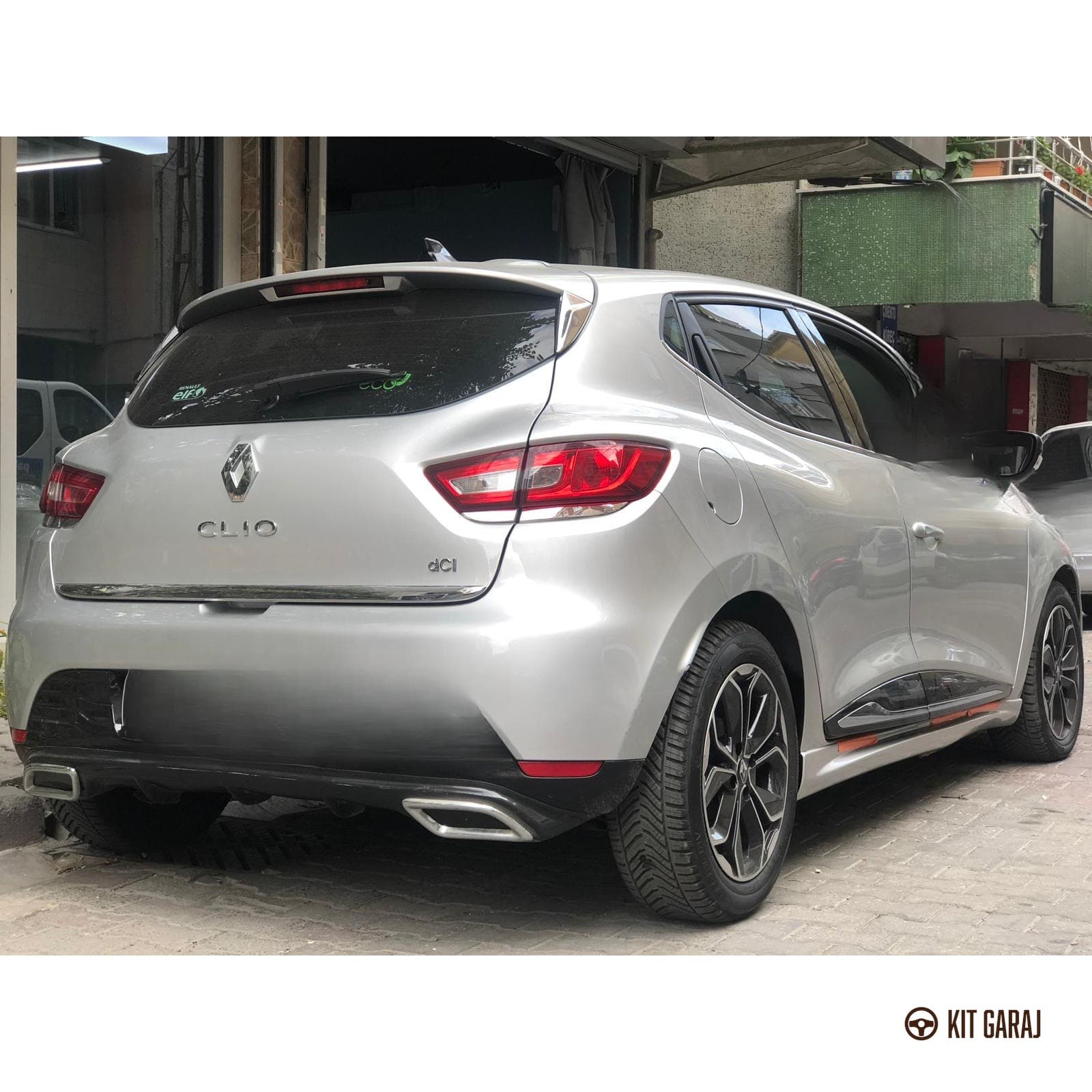 Renault Clio 4 Egzoz Görünümlü Piano Black Difüzör (Plastik) Boyalı