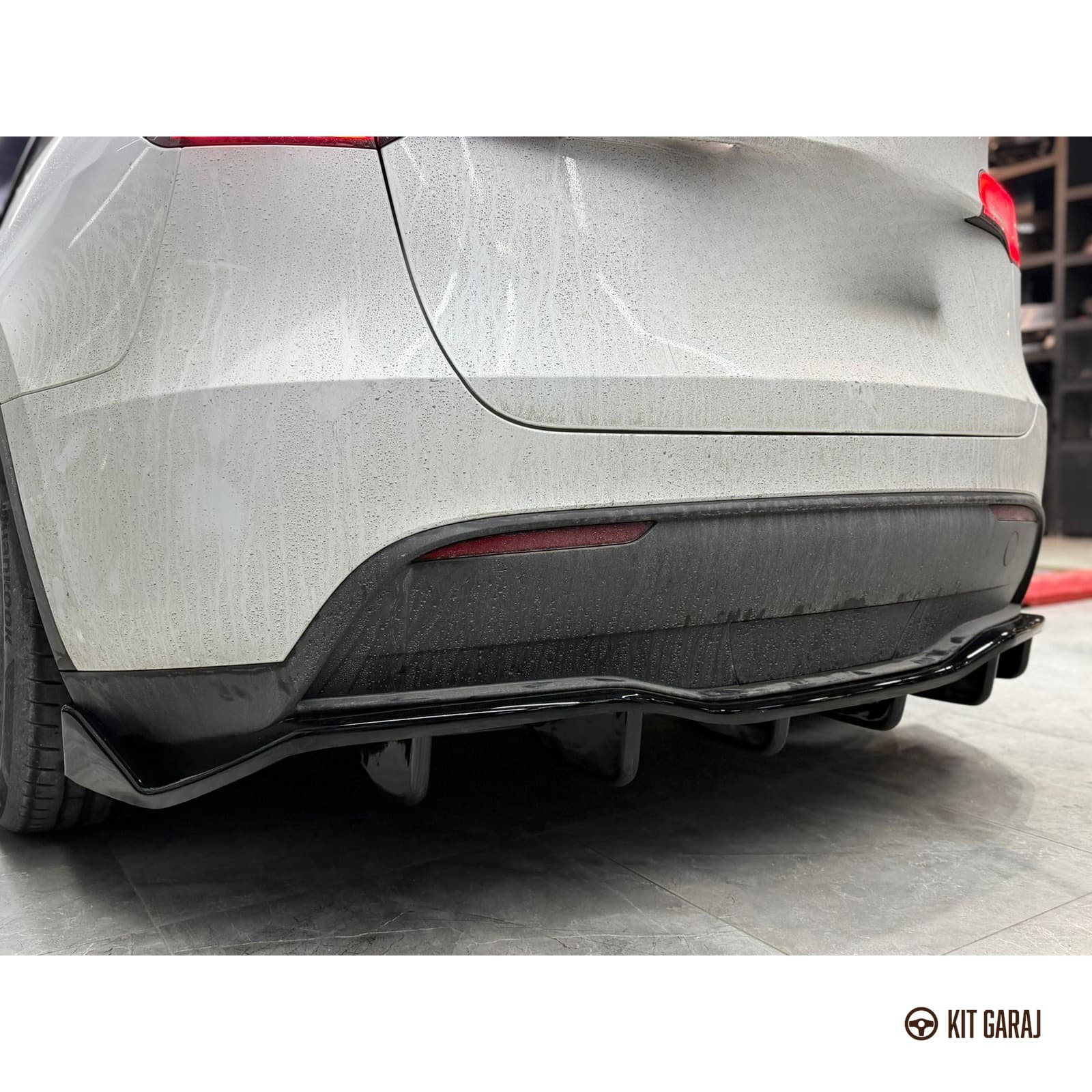 Tesla Model Y 2 Parça Difüzör (Plastik) Parlak Siyah Boyalı (3/5)