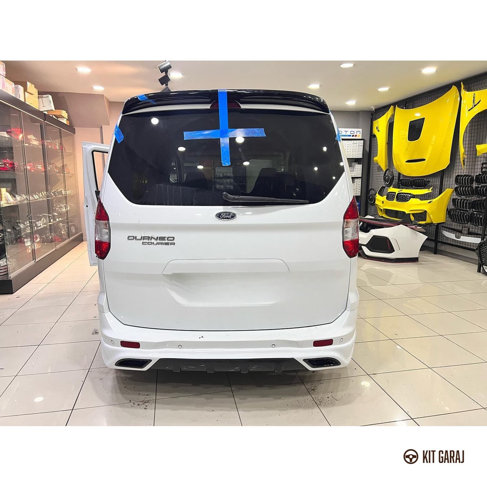 Ford Tourneo Courier 2014-2023 Egzoz Görünümlü Boyasız Mat Siyah Arka Ek (Plastik) (3/5)