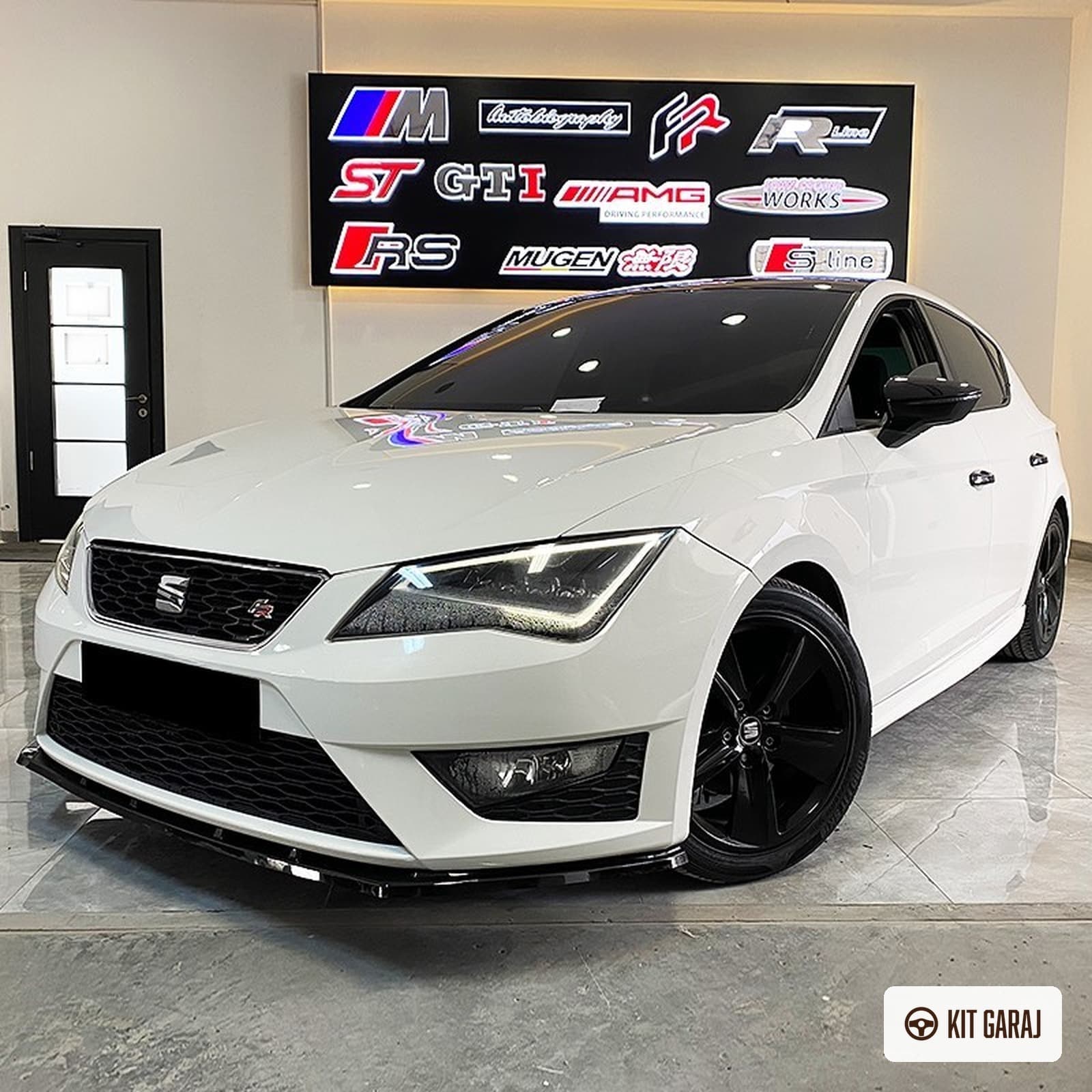 Seat Leon 2012 Mk3 FR Parlak Siyah Ön Lip (Plastik) Boyalı