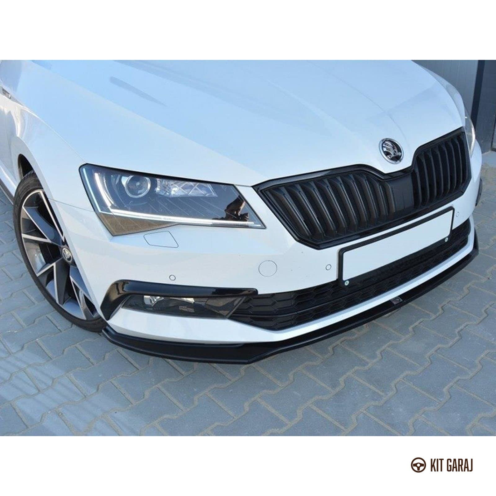 Skoda Superb 2015-2018 Makyajsız B8 Parlak Siyah Ön Lip (Plastik) Boyalı (4/6)