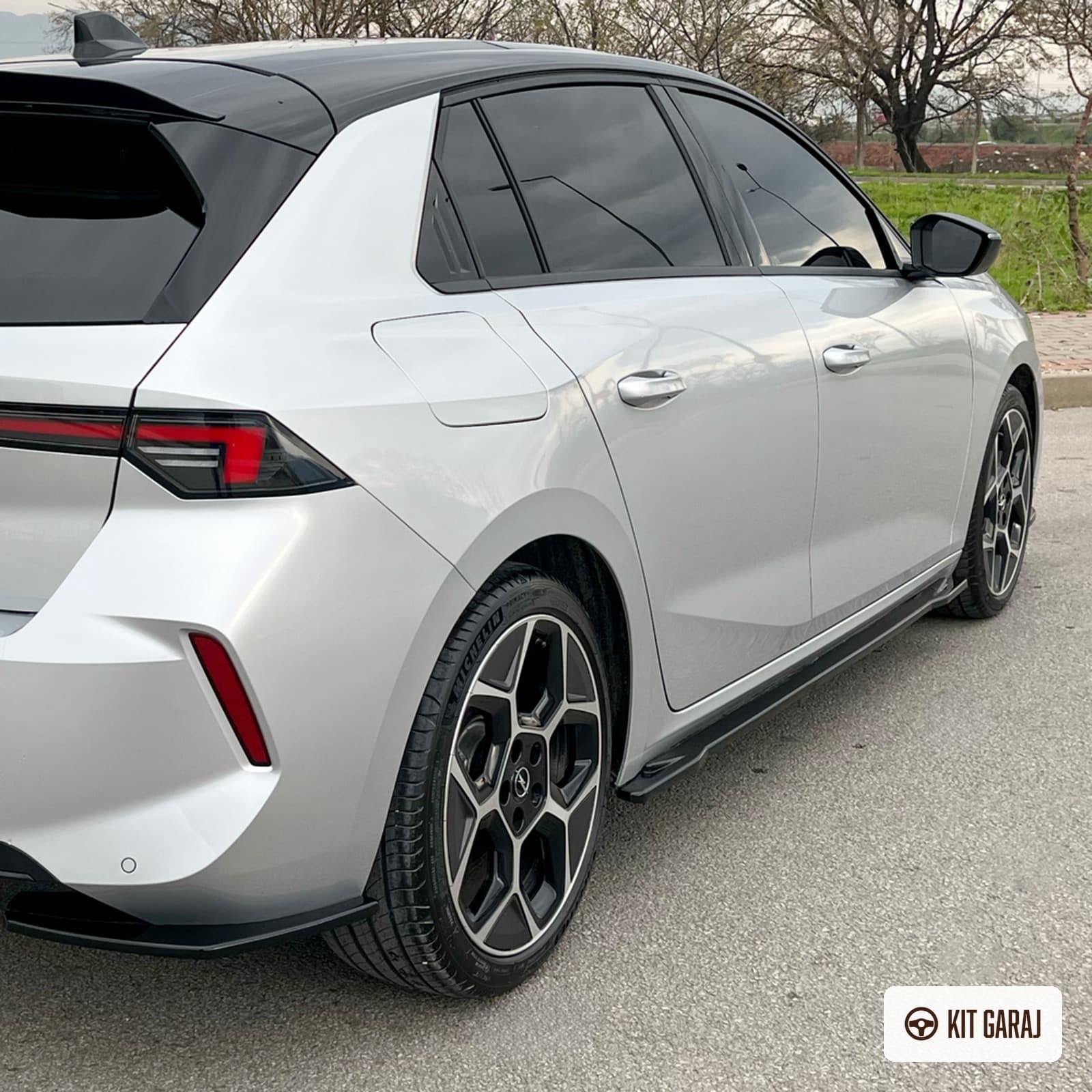 Opel Astra L Yan Marşpiyel (Plastik) Piano Black Boyalı