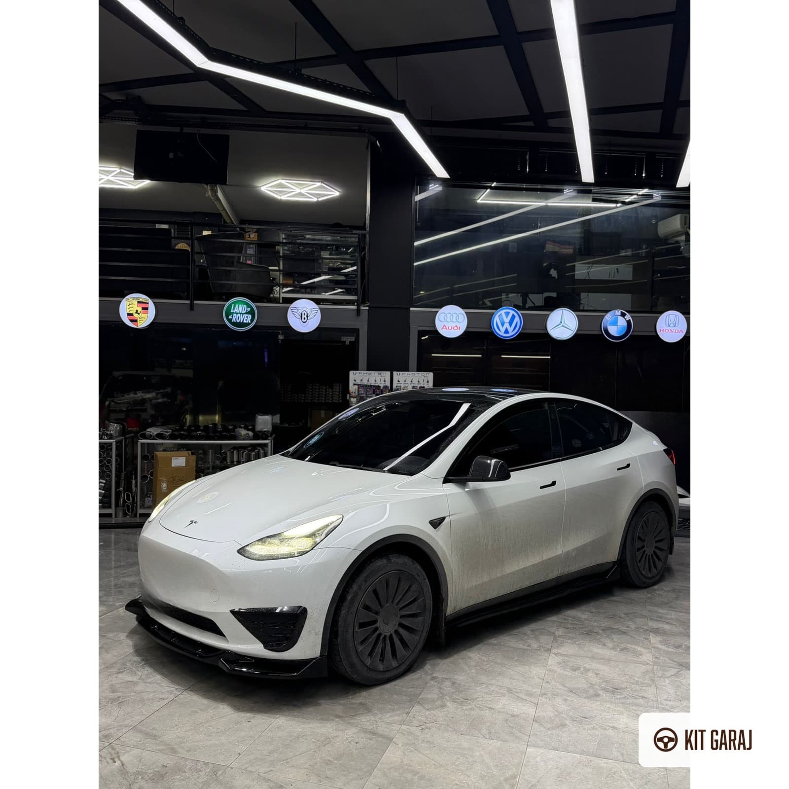 Tesla Model Y Yan Marşpiyel (Plastik) Parlak Siyah Boyalı