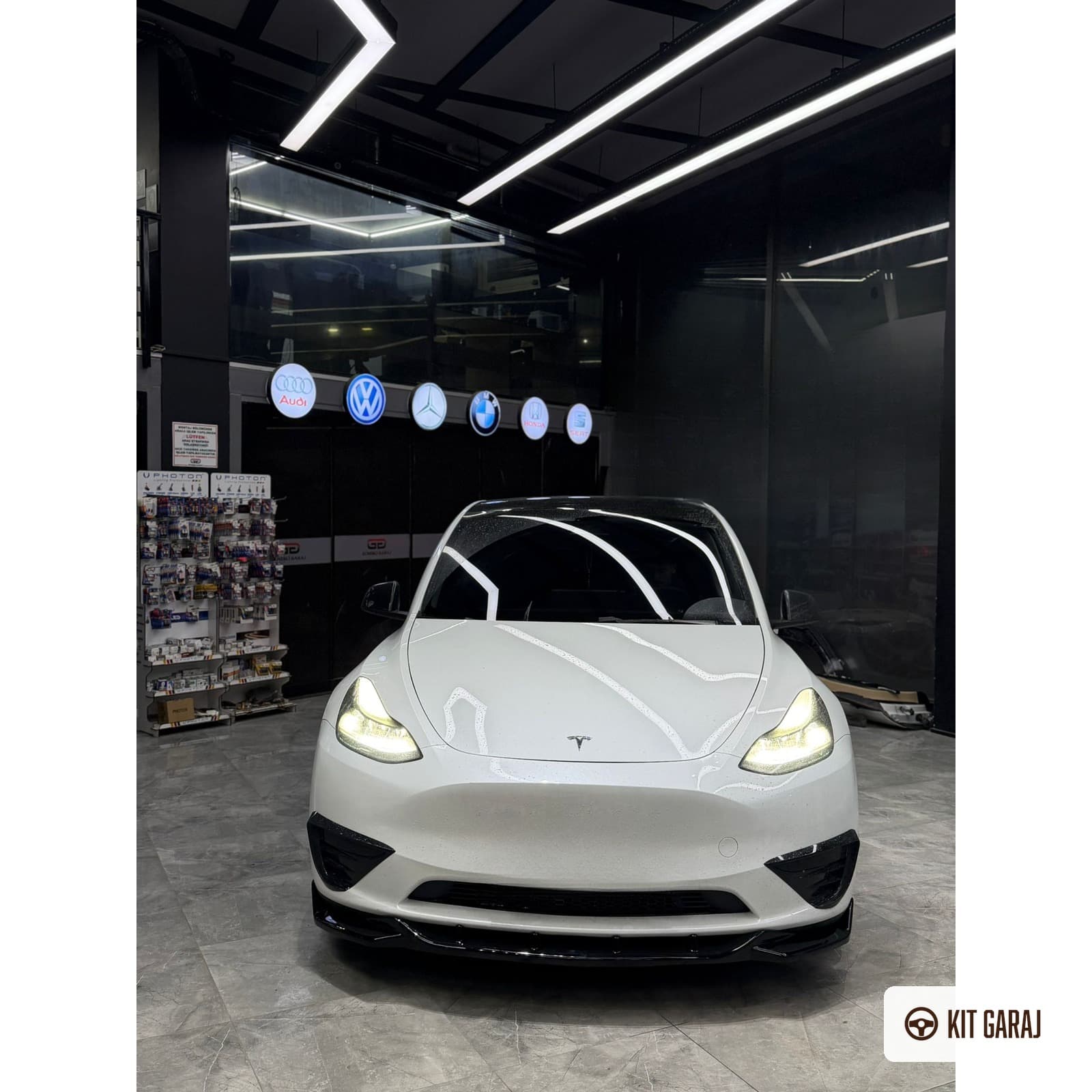 Tesla Model Y Parlak Siyah Ön Lip (Plastik) Boyalı