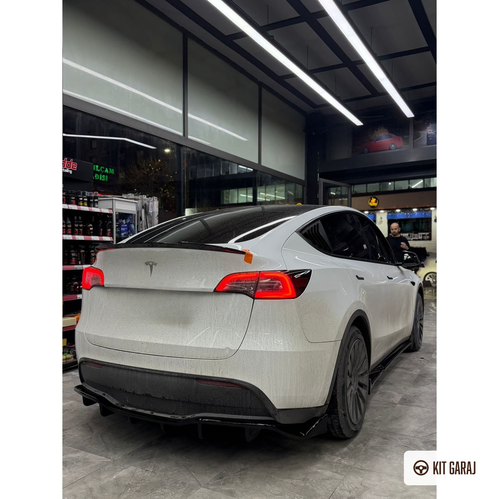 Tesla Model Y Parlak Siyah Spoiler (Plastik) Boyalı