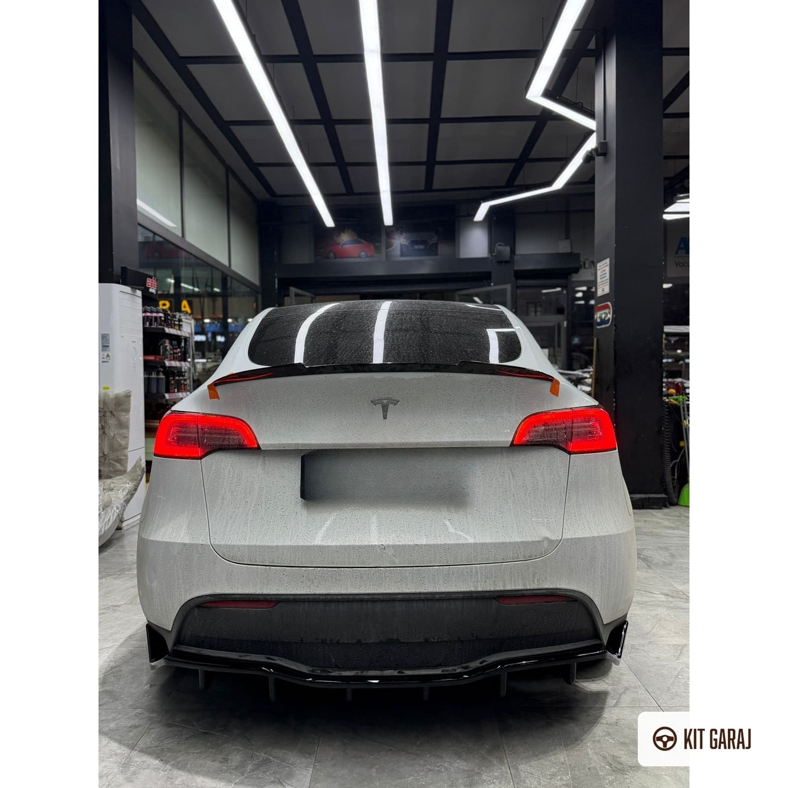 Tesla Model Y Parlak Siyah Spoiler (Plastik) Boyalı (3/4)
