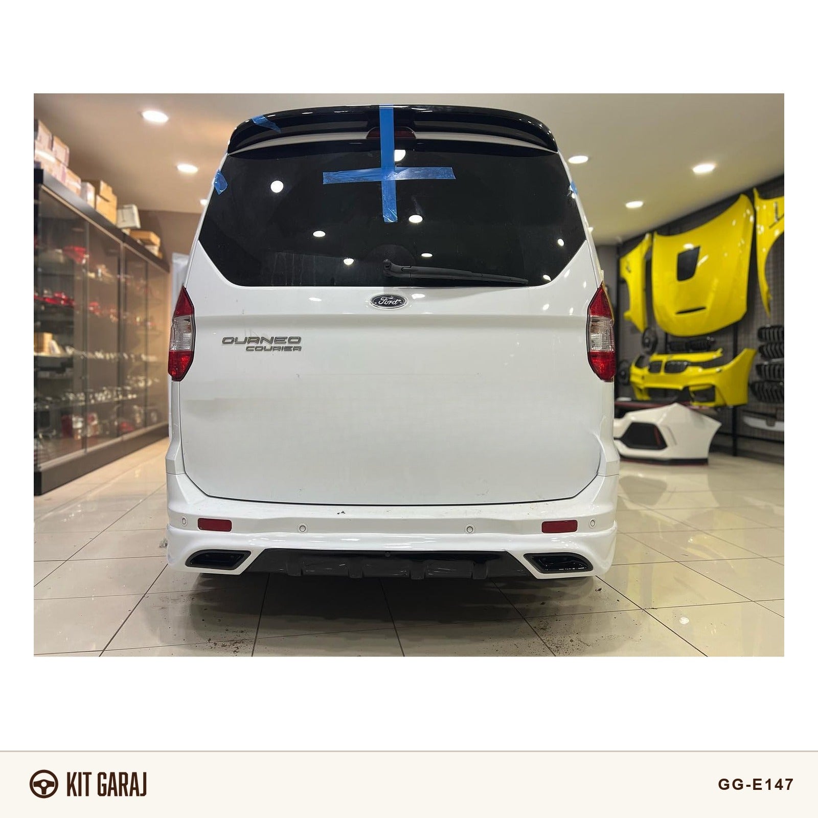 Ford Tourneo Courier 2014-2023 Egzoz Görünümlü Boyasız Mat Siyah Arka Ek (Plastik)