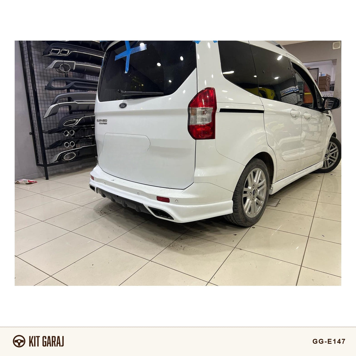 Ford Tourneo Courier 2014-2023 Egzoz Görünümlü Boyasız Mat Siyah Arka Ek (Plastik)