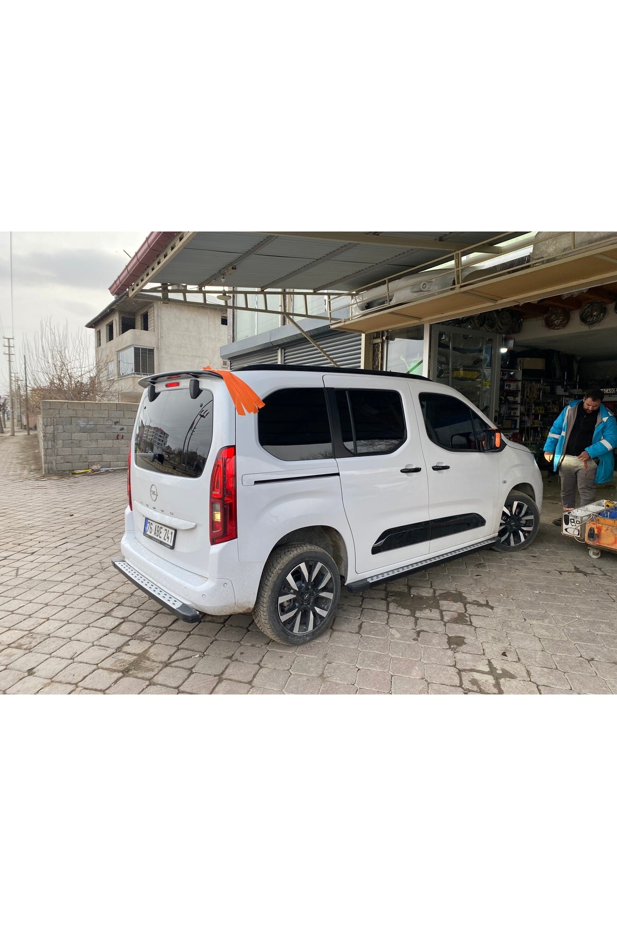 Peugeot Rifter 2019-2024 arası uç parlak siyah Spoiler boyalı