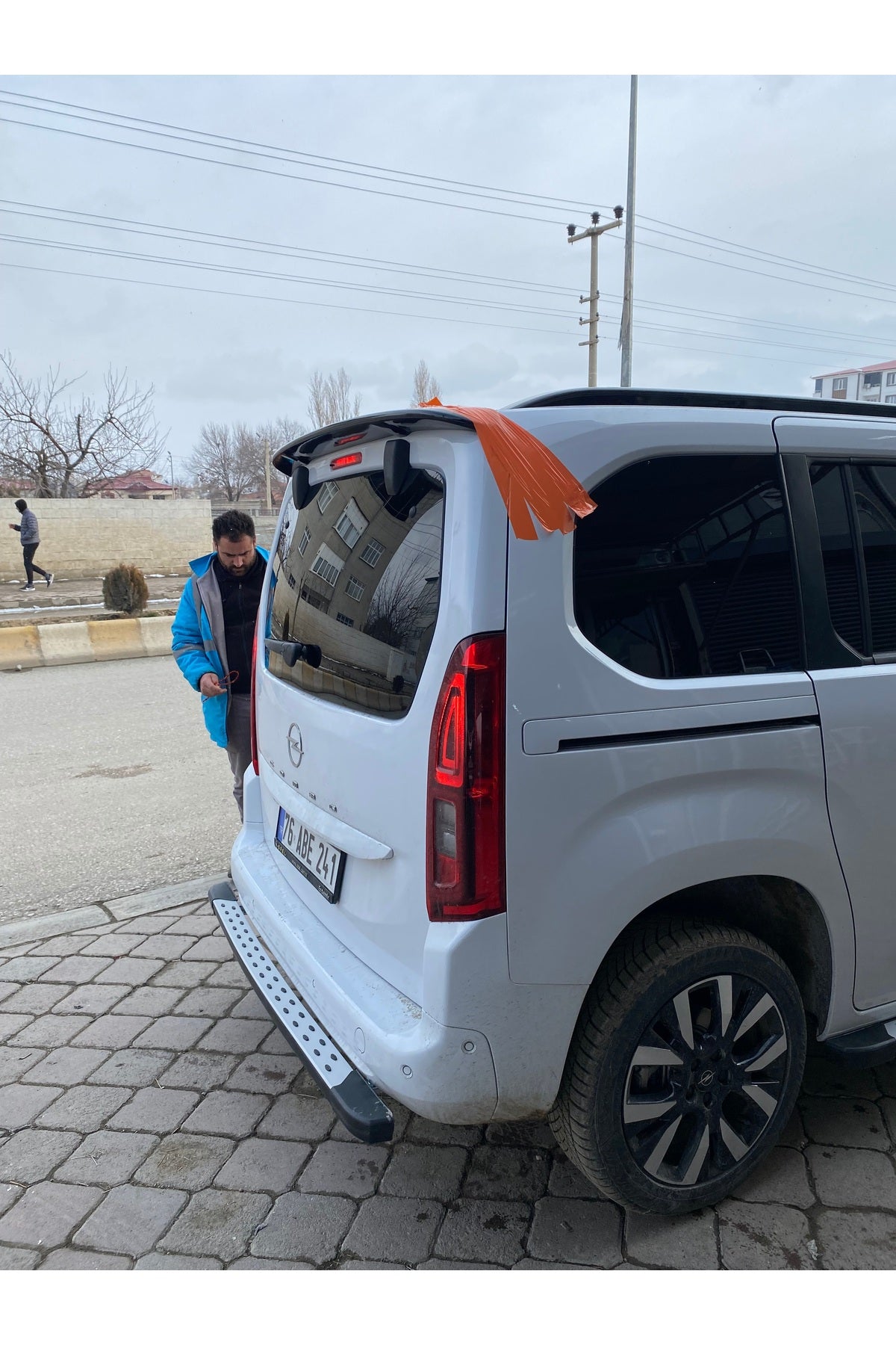 Peugeot Rifter 2019-2024 arası uç parlak siyah Spoiler boyalı