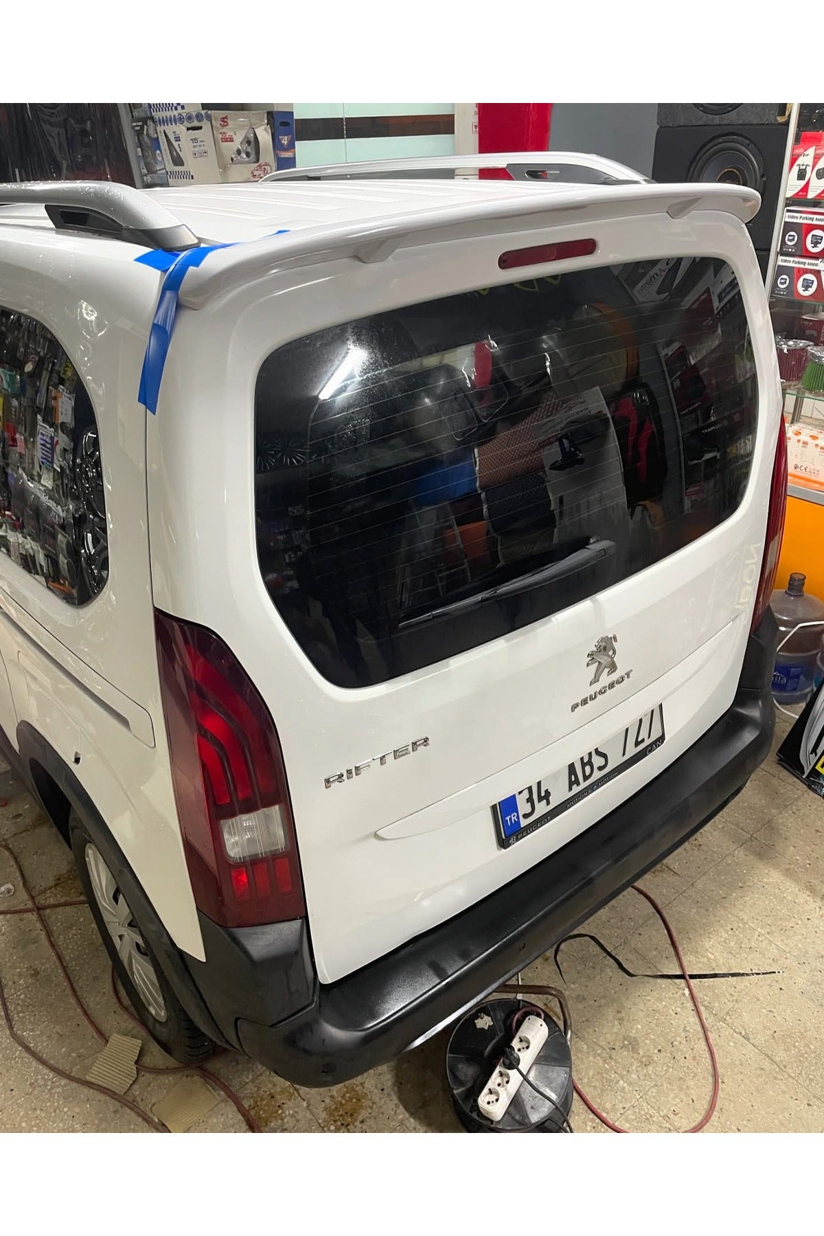 Peugeot Rifter 2019-2024 arası uç parlak siyah Spoiler boyalı